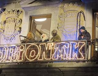 Errege Magoen hitzartzea udaletxeko balkoitik