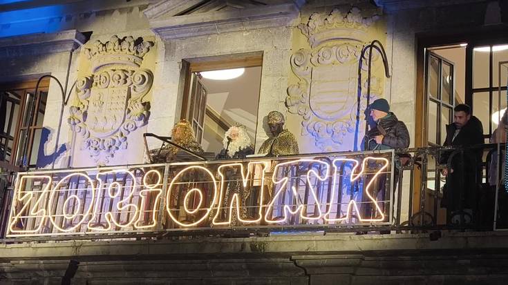 Errege Magoen hitzartzea udaletxeko balkoitik
