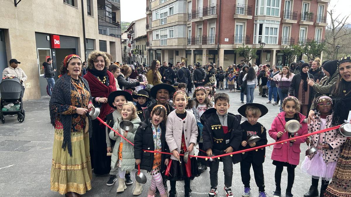 Inauterien etorrera iragartzeko kalejira