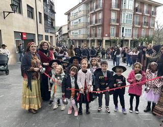 Inauterien etorrera iragartzeko kalejira