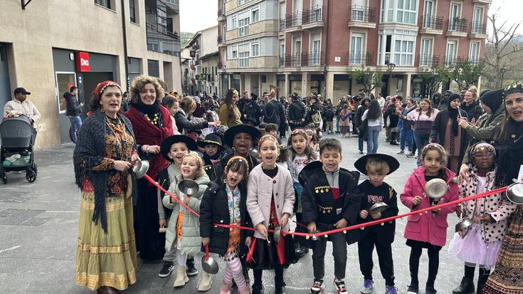 Inauterien etorrera iragartzeko kalejira