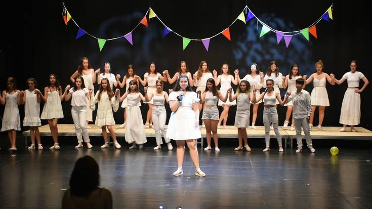 Ordiziako eta Andoaingo abesbatza gazteak, "Mamma Mia, Mamma Mia" kantari