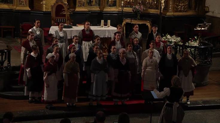 Musika Eskolaren Abesbatza Gaztea: "Txoria txori", "Ai hau gabaren", Goizian argi hastian" eta "Oh Gau Santu"