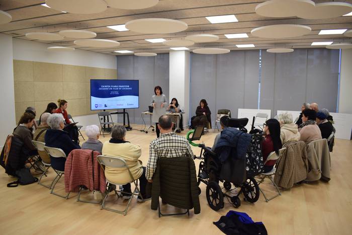 Zaintza Mahaiak urteko lehen lan-saioa egin du