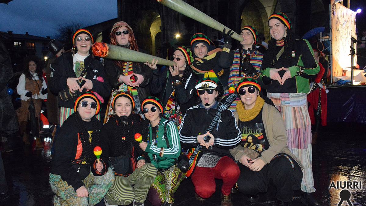 Inauterien egun handia herriko kaleetan, ilunabarrean, irudietan