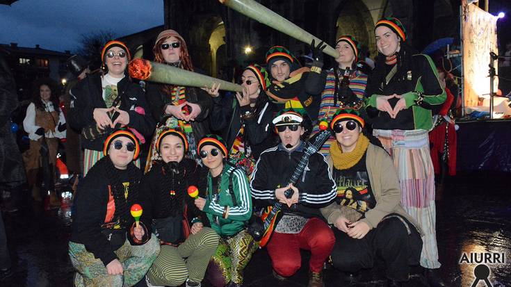 Inauterien egun handia herriko kaleetan, ilunabarrean, irudietan