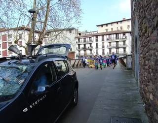 "Euskara gara!" oihukatu dute Korrika txikiaren amaierako adierazpenean