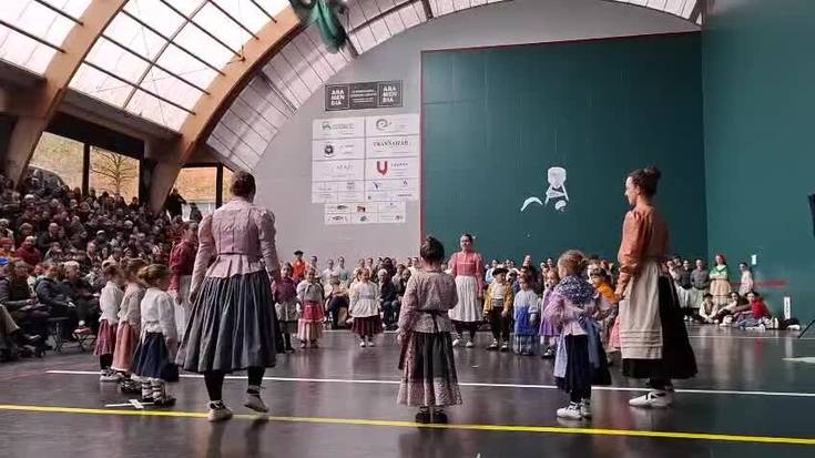 Oinkariko txikienen emanaldia