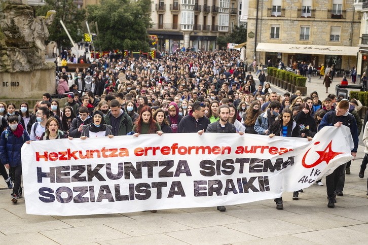 Ikasle Abertzaleakek urriaren 27an Ikasle Greba deitzen dugu