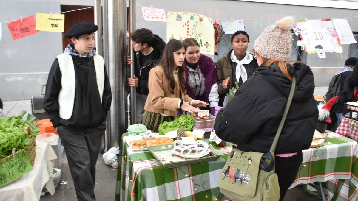 Erniobea institutuko kideek Gabonetako azoka ospatu dute