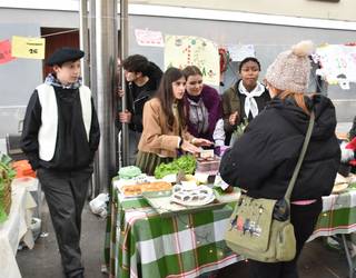 Erniobea institutuko kideek Gabonetako azoka ospatu dute