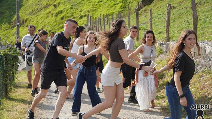 Erromeri ibiltari jendetsua eta alaitsua egin zuten Santamañako jaietan