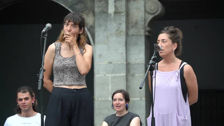 Bertso saioa Goikoplazan: Akaiza eta Uria, gauean muturjoka ibili diren bi gazte