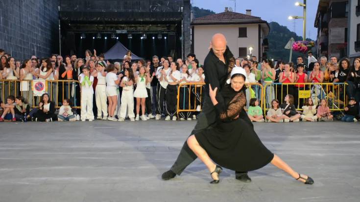 Bakartxo&Joseba dantza eskolaren erakustaldia: Tango-Aurreskua