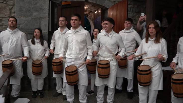 Zumeatarra danborrada Santa Krutz elizan: "Polonesa"