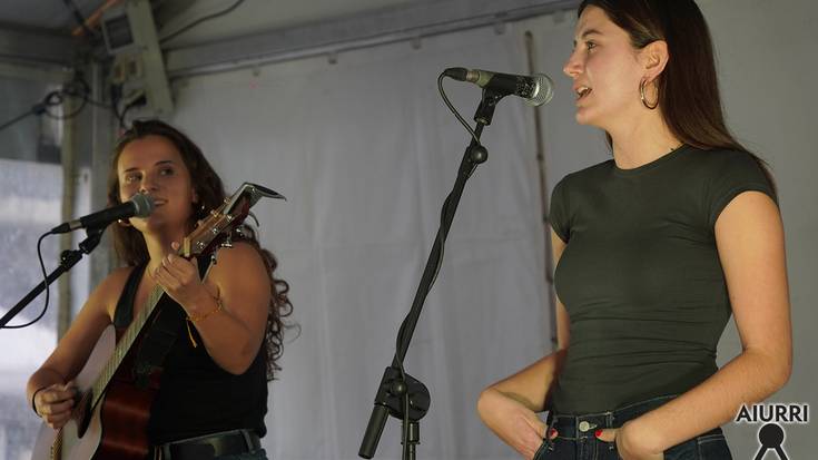 Anuk eta Elene abeslariak, “Andoaingo euskera, bihotzetik kalera!” azokan