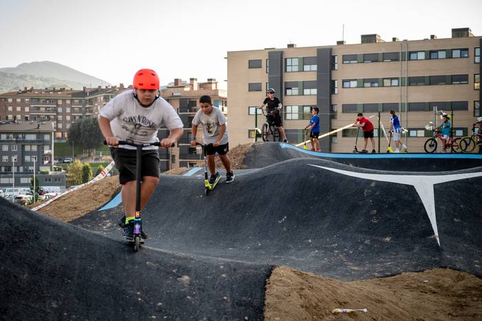 Pump Track pista berria ireki dute Urnietan