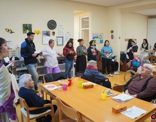 Eguneko zentroan Gabon-kantak zabaldu dituzte Leizaran Institutuko irakasle eta ikasleek