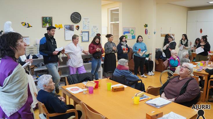 Eguneko zentruan Gabon-kantuak zabaldu dituzte Leizaran Institutuko irakasle eta ikasleek