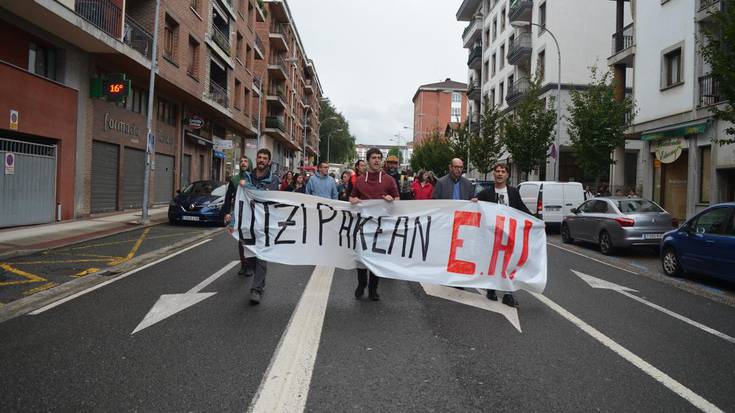 Manifestazioa egin du Elkartasun Ekimenak, Jon Lizarribarri eta Ruben Gelbentzuri elkartasuna adierazteko