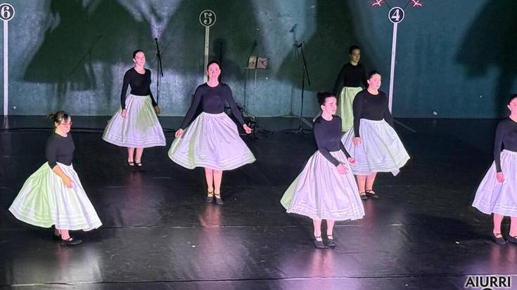 Iruñeko Duguna dantza taldeak eta Zizurkilgo Bukalai dantza taldeak ikuskizun ederra eskaini zuten atzo