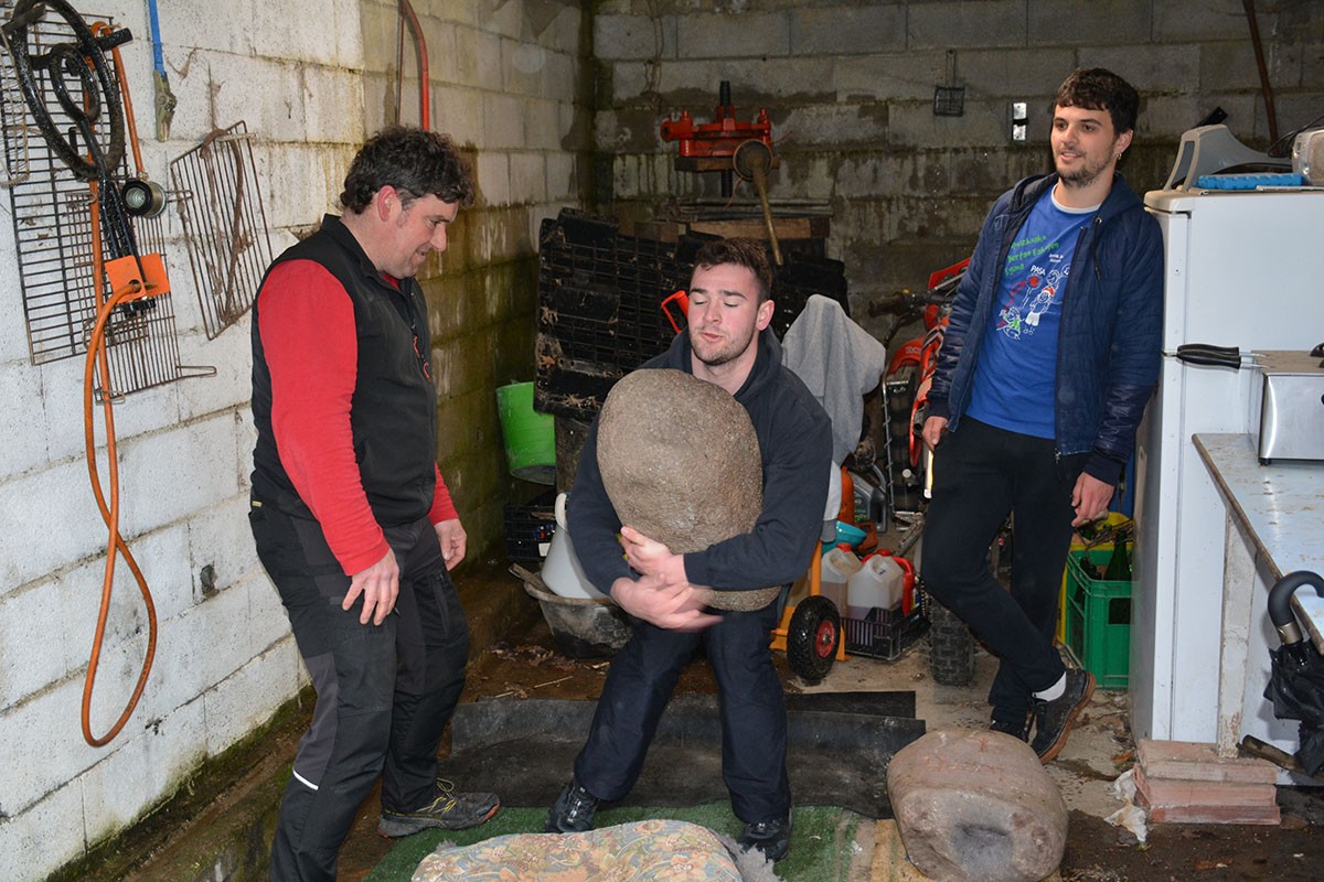 Lagun dezente animatu da Santa Krutz harriak probatzera, azken asteetan