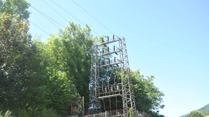 Lurrazpitik pasako da Eteneta inguruko linea elektrikoa