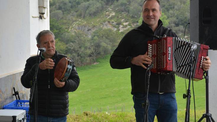 Azkorten Santa Krutz eguna ospatu dute