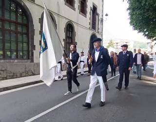 Banderaren jaitsierarekin abiatu da jaietako egun handia