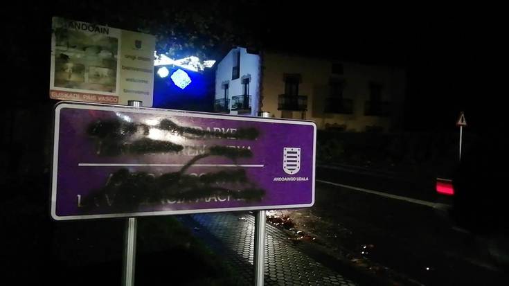Indarkeria matxistaren aurkako seinalea ezeztatu dute Karrikan