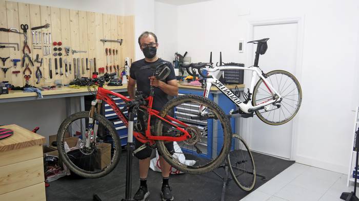 ‘Zure bike’ bizikleta denda ireki du Jon Iturriak