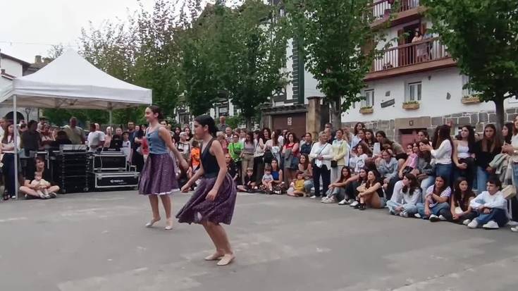 Txaranga doinuak, euskal dantzak eta pregoia