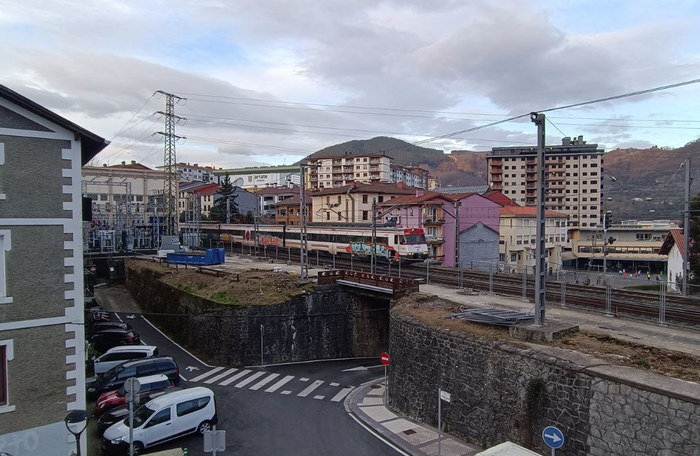 Pantaila akustikoak jartzeko lanei ekin die ADIFek