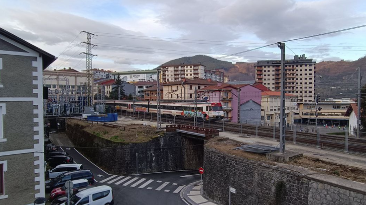 Pantaila akustikoak jartzeko lanei ekin die ADIFek