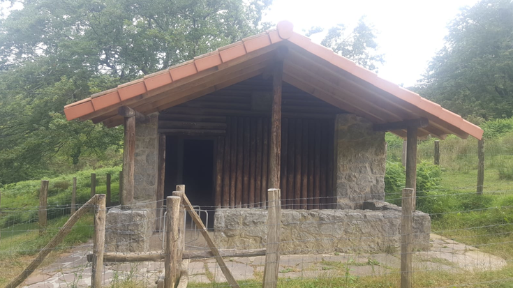 Manttaleko aterpeko leihoak hautsi dituzte