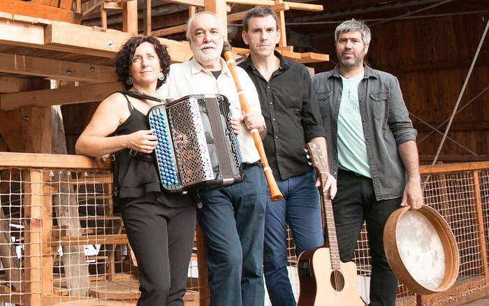 Kantua eta dantza, Euskararen Egunean