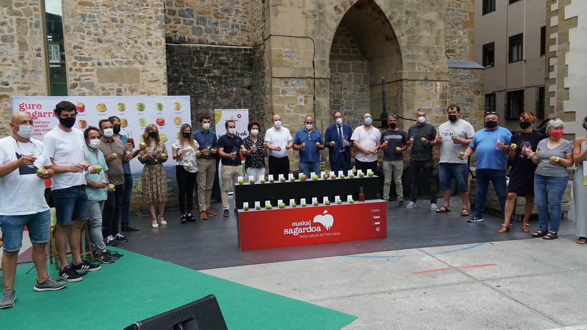 Euskal Sagardoaren 2021eko uzta aurkeztu dute Donostiako Trinitate plazan