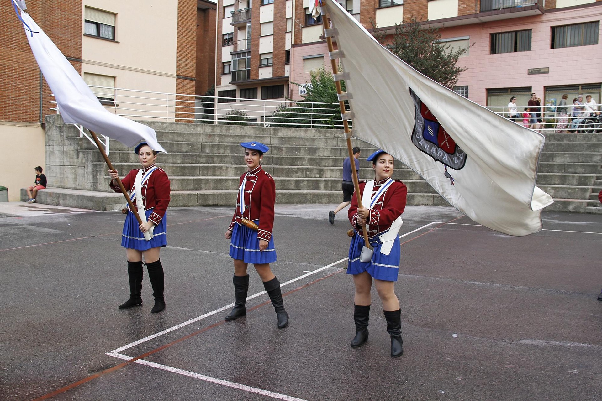 Danborradaren doinuez jantzi da San Migel eliza