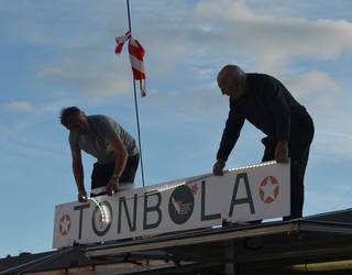 Dozenatik gora bazkide, lehen orduan hasita lanean