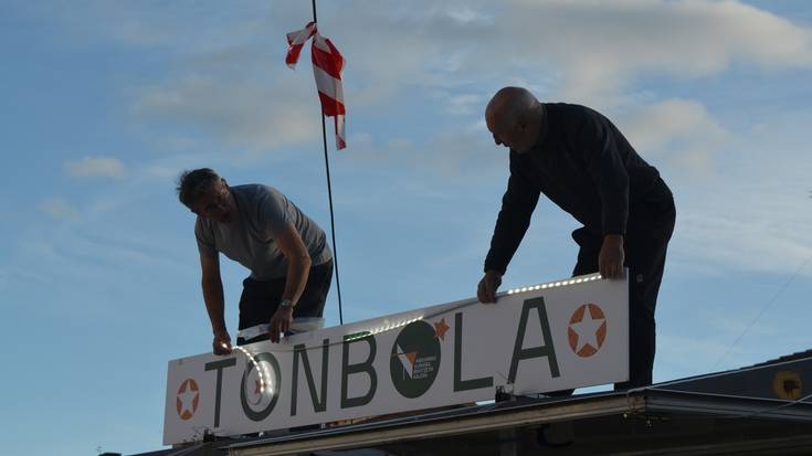 Dozenatik gora bazkide, lehen orduan hasita lanean