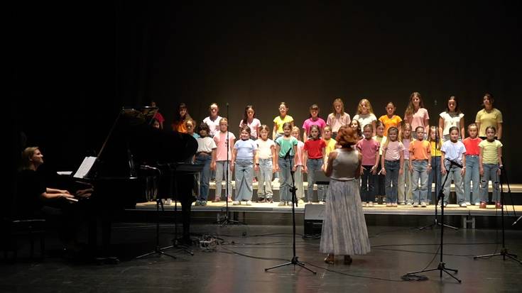 Nahia Patinoren aldeko jaialdia: Udal Musika Eskolako Abesbatza Txikia: "Arri arri mandoko" eta "Eguzki bila"