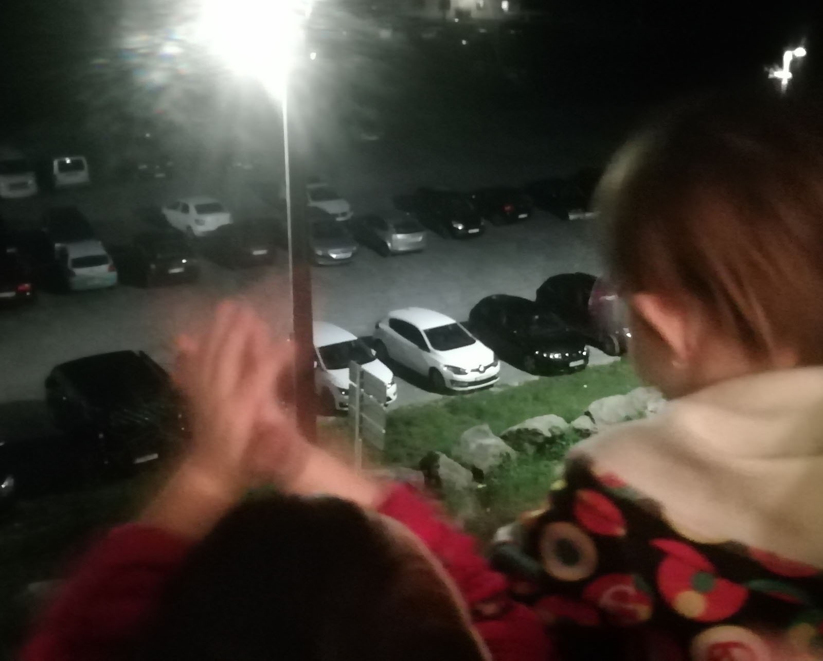 Balkoi eta leihoetan txalo egiteko deialdia luzatu dute, iluntzerako