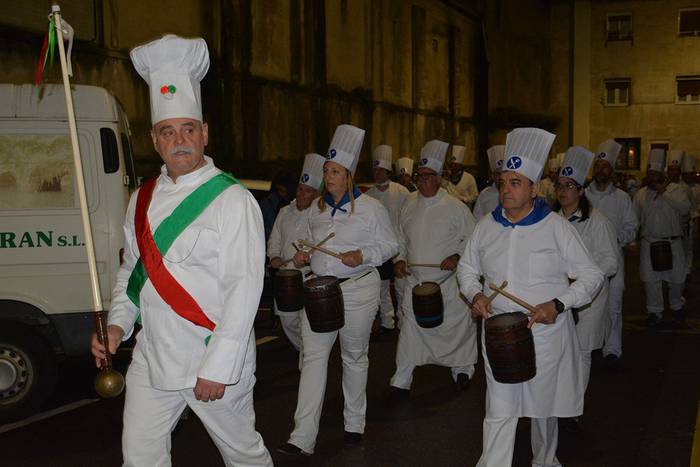 Santa Krutz Peña elkarteko danborrada prestatzeko entseguak deitu dituzte