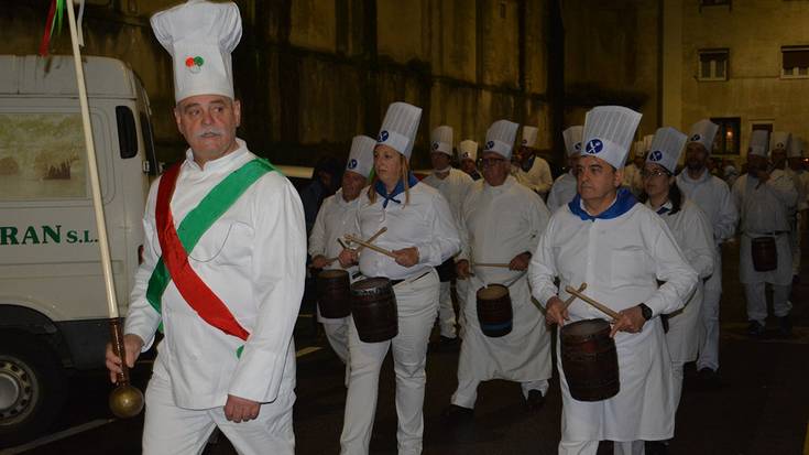 Santa Krutz Peña elkarteko danborrada prestatzeko entseguak deitu dituzte