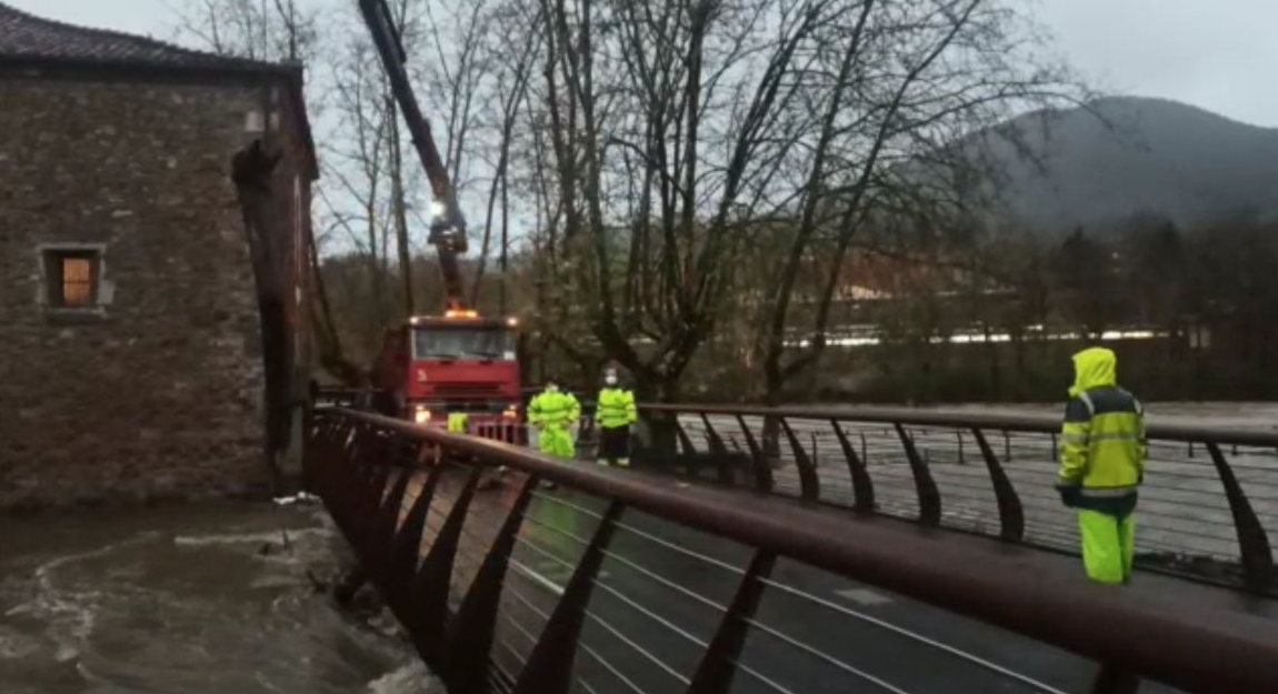 Txistoki, Langara eta Santa Krutz zubiak itxi dituzte goizean zehar