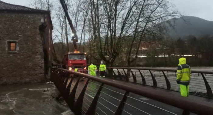 Txistoki, Langara eta Santa Krutz zubiak itxi dituzte goizean zehar