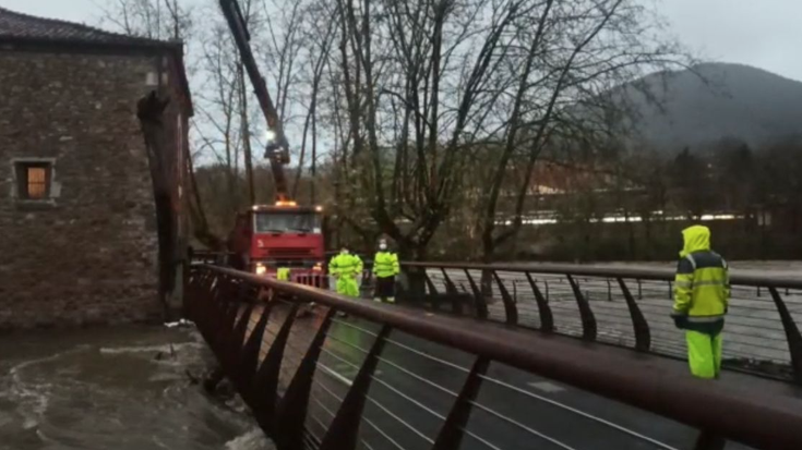 Txistoki, Langara eta Santa Krutz zubiak itxi dituzte goizean zehar