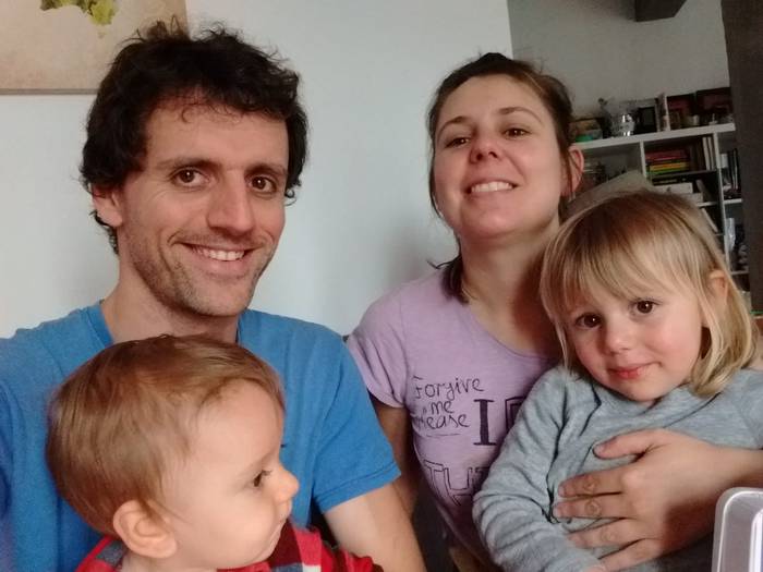 Lanaldia eta zaintza uztartzeko zailtasuna, etxetik lan egin behar denean