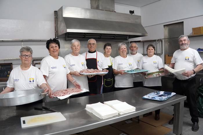 Urteari agur esateko hamaiketakoa prestatu die ehunka bazkideei Bertxin elkarteak