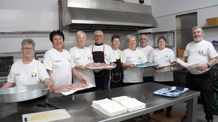 Urteari agur esateko hamaiketakoa prestatu die ehunka bazkideei Bertxin elkarteak